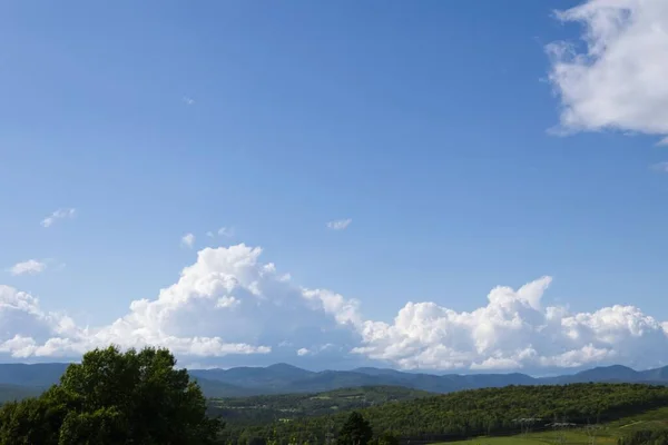 Een Vredig Berglandschap Wolkenlandschap Het Platteland Van Quebec Zomer — Stockfoto