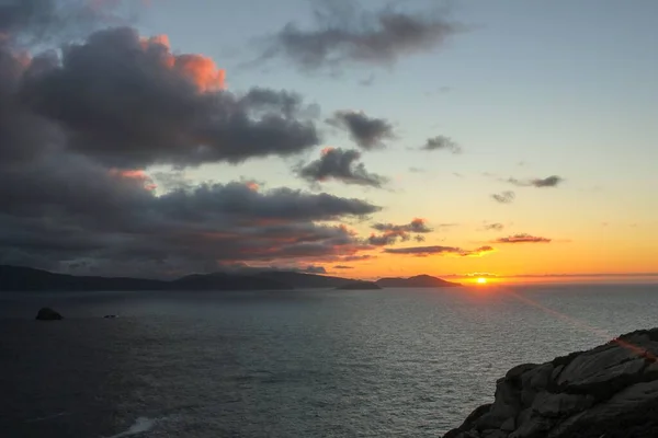 Sun Sinking Sea Leaves Its Last Rays Enjoy — Stockfoto