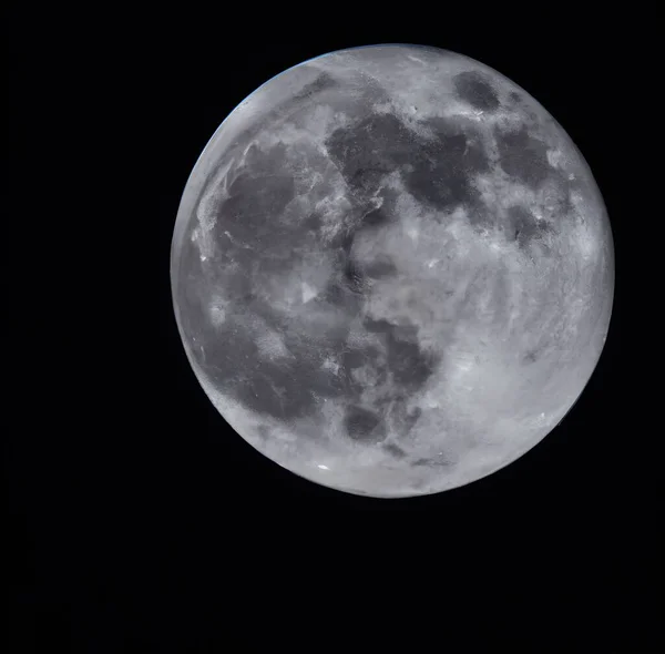 在黑暗的背景下 夜晚美丽而明亮的满月 完美的壁纸 — 图库照片
