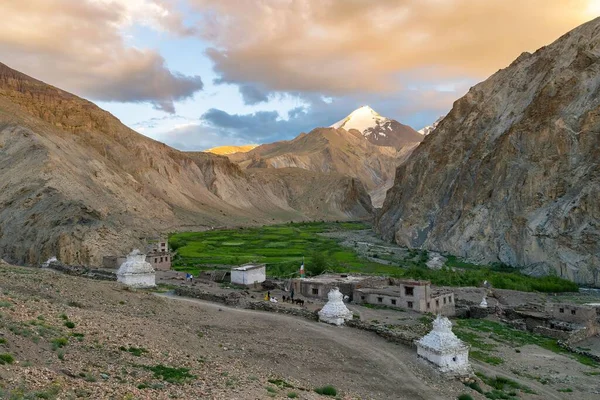 Küçük Bir Köy Hankar Hindistan Markha Vadisi Ndeki Kayalık Dağların — Stok fotoğraf