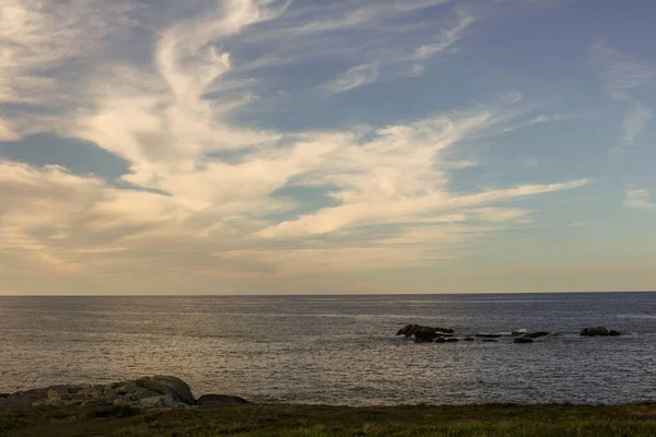 Günbatımı Denize Güzel Bulutlar Ile — Stok fotoğraf