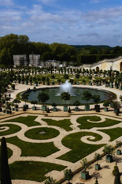Вертикальний Знімок Частини Версальського Саду Фонтаном Добре Продуманий Візерунок Трави — стокове фото