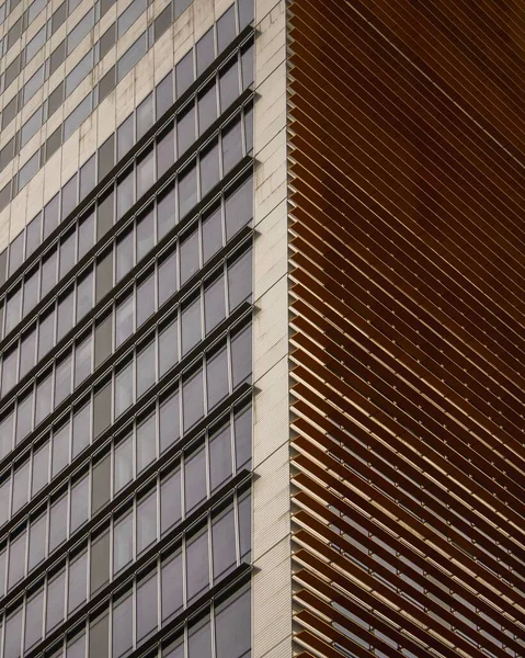 Vertikale Aufnahme Der Ecke Eines Modernen Glasgebäudes Paris Frankreich — Stockfoto
