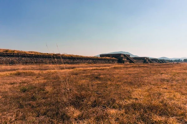 Low Angle Shot Dry Grass Religious Pyramid Teotihuacan Mexico Visible — Stock Photo, Image