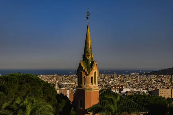 Горизонтальний Знімок Дзвіниці Парку Гуелл Барселона Іспанія Містом Морем Небом — стокове фото