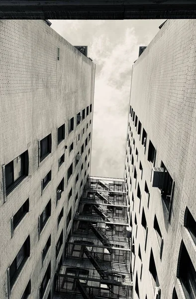 Una Escala Grises Vertical Ángulo Bajo Edificio Con Escaleras Afuera — Foto de Stock