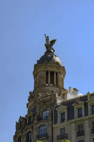 Pionowy Widok Szczyt Budynku Kopułą Szpadą Powyżej Barcelonie — Zdjęcie stockowe