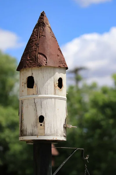 Houten Cilindervormig Vogelhuisje Met Metalen Dakkap — Stockfoto