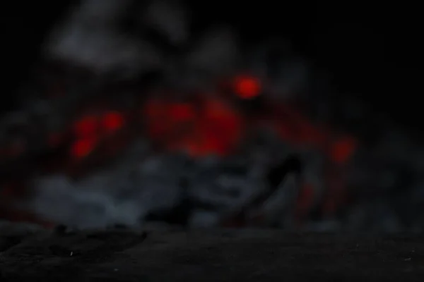 Eine Dunkle Stein Produktdisplay Oberfläche Vordergrund Mit Kamin Flamme Hintergrund — Stockfoto