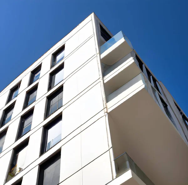 Plano Bajo Ángulo Edificio Residencial Blanco Con Balcones Bajo Cielo — Foto de Stock
