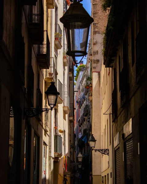 Vertikale Aufnahme Einer Sehr Engen Straße Gotischen Viertel Von Barcelona — Stockfoto