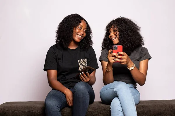 Dos Chicas Negras Usando Sus Teléfonos Hablando — Foto de Stock