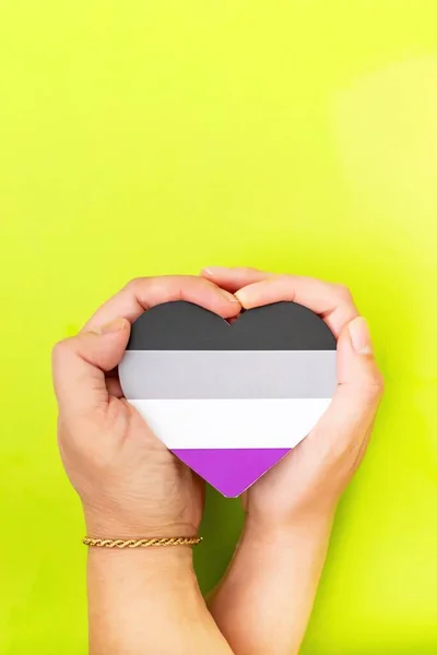 Las Manos Sosteniendo Corazón Los Colores Bandera Asexual Sobre Fondo — Foto de Stock