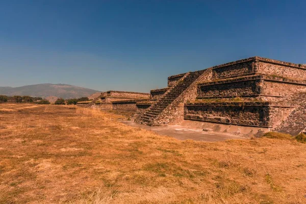 Piramida Religijna Teotihuacan Meksyk Słoneczny Dzień Suchą Trawą Wokół — Zdjęcie stockowe