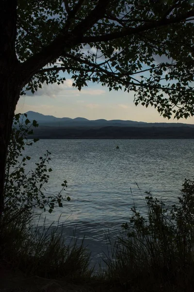 Danau Sevan Dibingkai Dengan Pohon Dan Pegunungan — Stok Foto