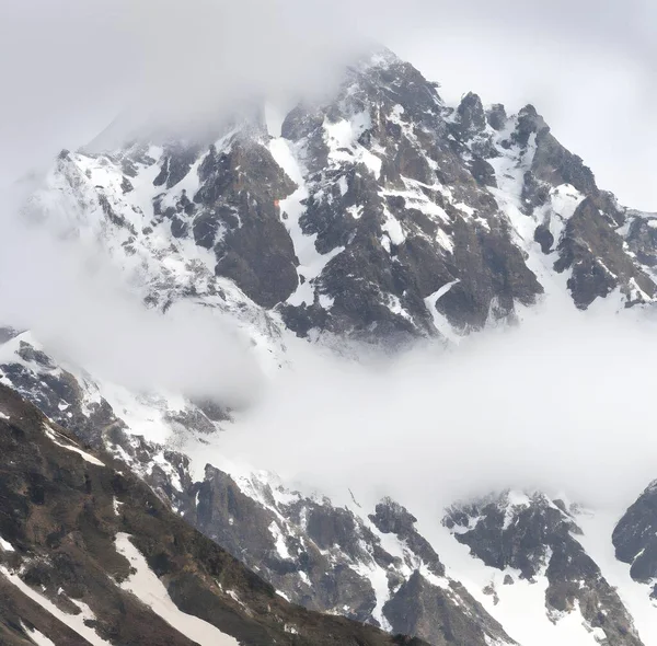 Een Landschap Van Rotsachtige Bergen Bedekt Met Sneeuw Mist Een — Stockfoto