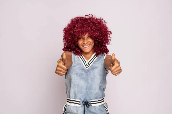 Pretty Young Black Lady Does Thumbs Gesture Smiling — Stock Photo, Image