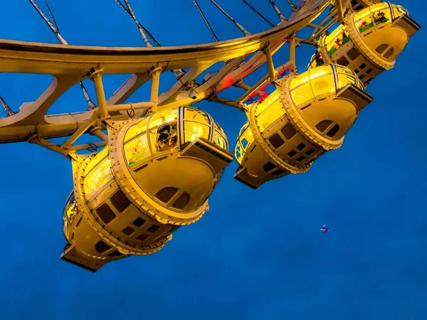 Pohled Nízkého Úhlu Žluté Karuselové Chatky Pod Modrou Oblohou — Stock fotografie