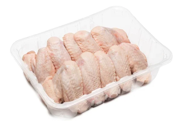 白地に隔離されたプラスチック容器の鶏の羽 — ストック写真