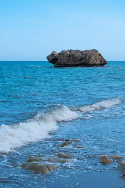 在海滩海岸附近形成一个小岛的大石头 — 图库照片