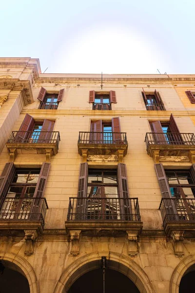 Вертикальний Постріл Фасаду Типового Середземноморського Будинку Барселоні Іспанія — стокове фото