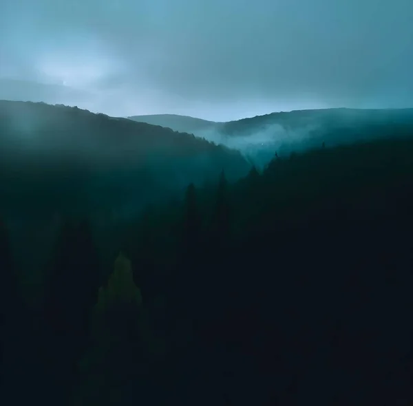 Uma Paisagem Dramática Montanhas Cobertas Florestas Nevoeiro Sob Céu Nublado — Fotografia de Stock