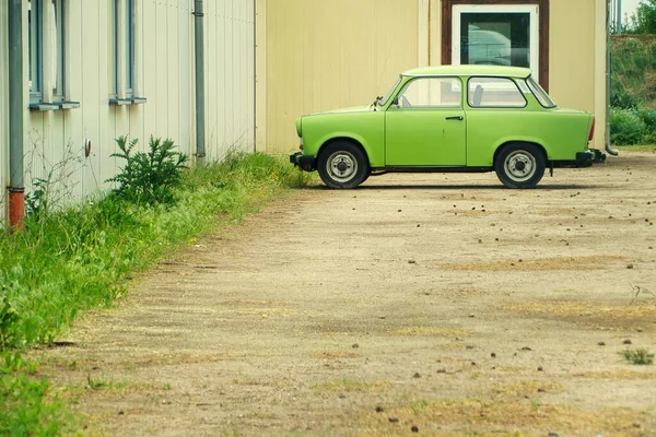 Een Oude Groene Retro Auto Geparkeerd Nabij Gebouw — Stockfoto