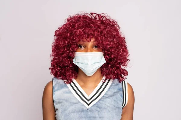 Young Black Woman Wearing Face Mask — Stock Photo, Image