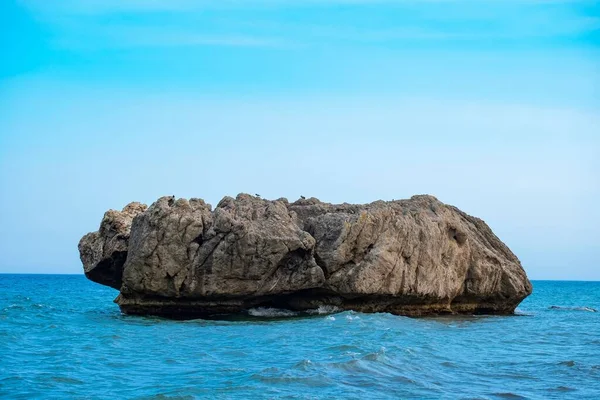 Una Grande Roccia Che Forma Una Piccola Isola Vicino Alla — Foto Stock