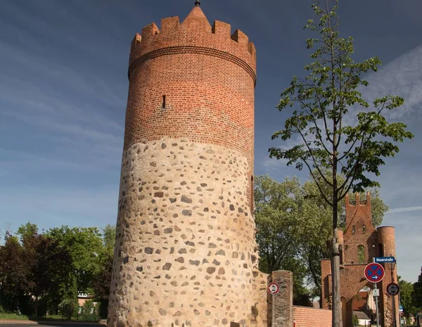 Uma Torre Tijolo Redonda Sob Céu Azul Nublado Com Árvores — Fotografia de Stock