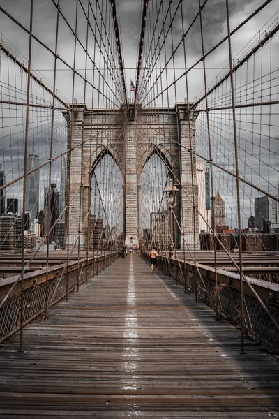 Vertikální Záběr Slavného Brooklynského Mostu Procházejícími Lidmi Pozadí Města — Stock fotografie