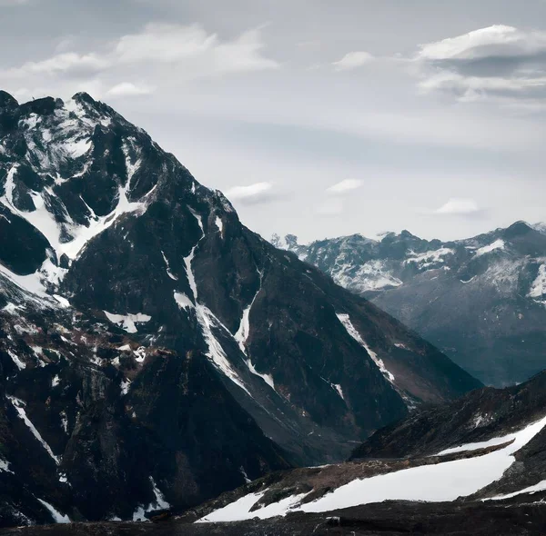 Paesaggio Montagne Rocciose Ricoperte Neve Sotto Cielo Nuvoloso Una Giornata — Foto Stock
