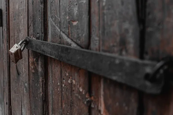 フェズのメディアで典型的な古い木製のドア — ストック写真