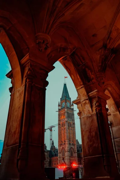 カナダのオタワにある平和の塔の魅力的な眺めを捉えたアーチ 垂直ショット — ストック写真