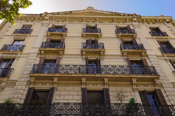 Fotografía Horizontal Una Fachada Mediteránea Tradicional Edificios Clásicos Históricos Barcelona — Foto de Stock