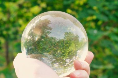 Cam küreyi tutan bir el