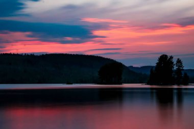Uzun vadede gün batımının dramatik görüntüsü.