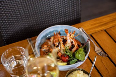 Masadaki karidesli çanağın yakın plan fotoğrafı.