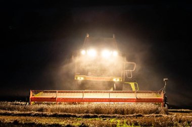 Gece tarladaki hasat makinesi.