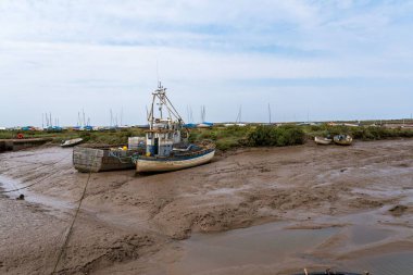 Kıyıdaki eski balıkçı tekneleri