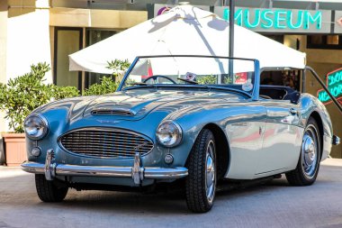 Austin Healey 3000 model spor bir araba. Turist Caddesi, Qawra, Malta 'daki Motor Müzesi' nin önüne park edilmiş..
