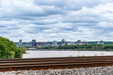 Hamilton City manzarası Burlington tren raylarından Ontario Gölü yakınlarında bulutlu bir günde