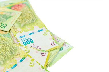 Beşyüz Arjantin pezosu beyaz bir arkaplanda izole edilmiş.