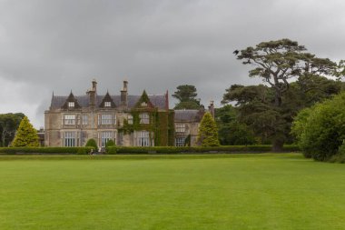 Killarney, Kerry, İrlanda 'da bulutlu bir günde Muckross Müzesi' nin uzak bir manzarası