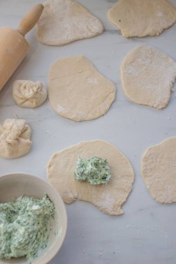 Şangay usulü tavada kızartılmış domuz köftesi hazırlama süreci.