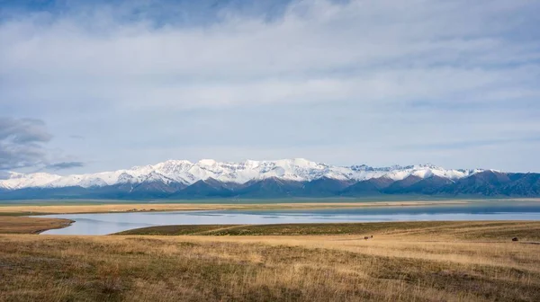 Une Belle Vue Sur Lac Sayram Dans Xinjiang Chine — Photo