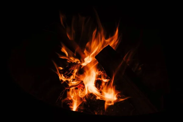 夜のキャンプファイヤーの炎 — ストック写真