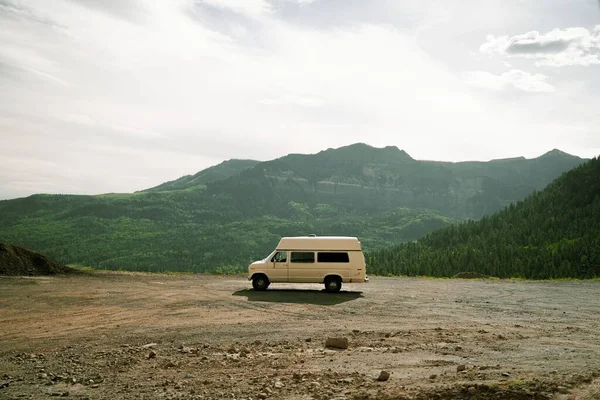 Uma Vista Carro Solitário Fundo Montanhas Colinas — Fotografia de Stock