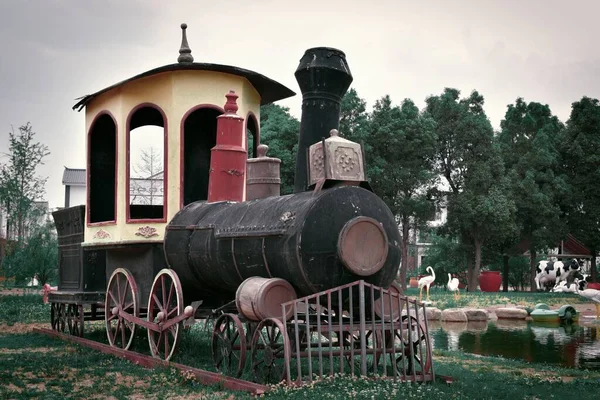 Train Locomotives Vapeur Décoratif Dans Joli Parc Avec Végétation Arrière — Photo