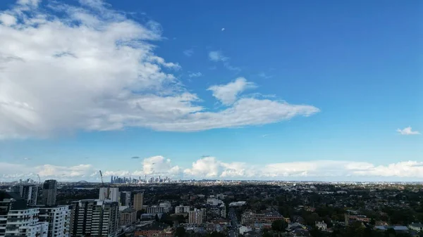 Una Vista Aérea Edificios Árboles Con Fondo Nublado —  Fotos de Stock